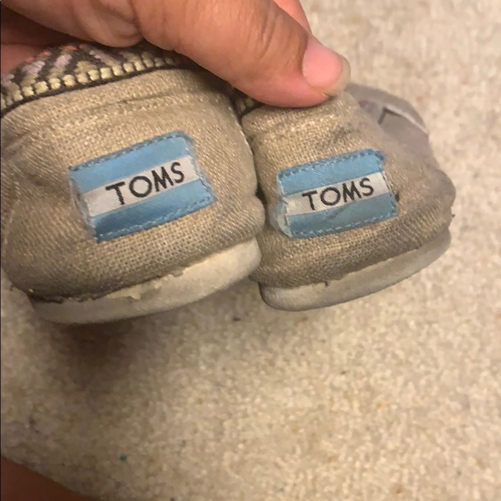 Toms - Picture 2 of 5